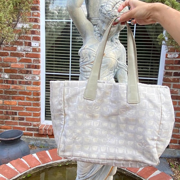 Authentic White Chanel CC Tote Purse Winter Resort Line SS04 - Picture 2 of 4